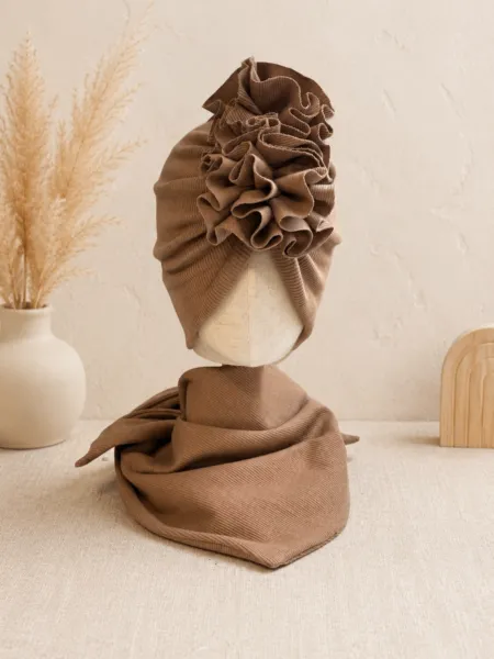 Komplet prążkowany turban z falbaną i chusta (latte)
