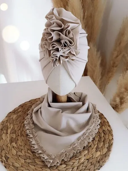 Komplet turban z falbaną i chusta z koronką (jasny beż)