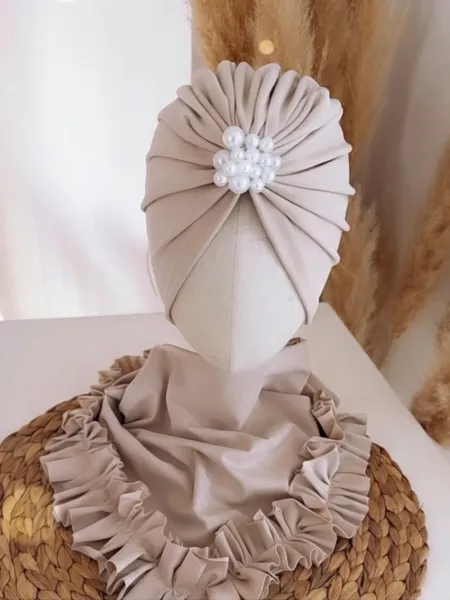 Komplet turban z perełkami i chusta z koronką (jasny beż)