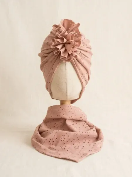 Komplet ażurowy turban z falbaną i chusta (pudrowy)
